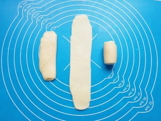 13、冬至美食  鲜肉酥饼,将卷好的油酥皮收口朝上轻压，擀开再次卷起，收口朝下摆放。