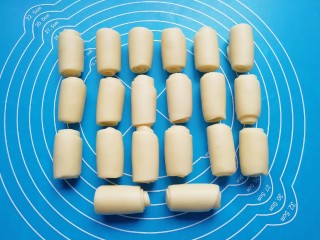 14、冬至美食  鲜肉酥饼,盖上保鲜膜松弛15分钟。