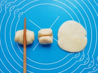 15、冬至美食  鲜肉酥饼,松弛好的卷卷用筷子从中间压一下，两头向上压扁，擀成圆形的酥饼皮。