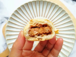 26、冬至美食  鲜肉酥饼,咬一口，表皮层层酥脆，肉馅鲜嫩多汁，好吃到没朋友。