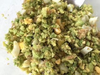 7、小熊牛油果三明治,搅拌均匀备用