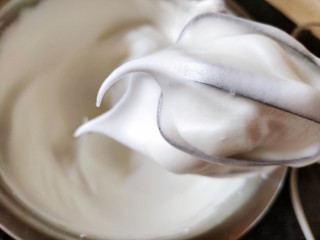 10、咖啡小蛋糕,再打几十秒钟就可以成为小弯钩。这样就可以啦。