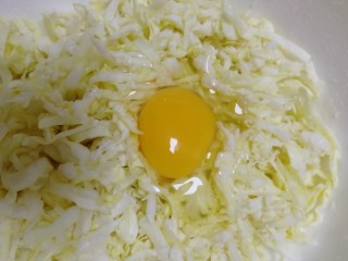 5、鸡蛋卷心菜饼,打入一个鸡蛋。