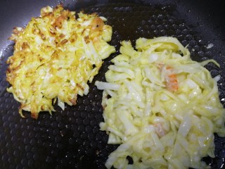 11、鸡蛋卷心菜饼,翻面小火再煎1分钟，煎至小饼两面金黄。