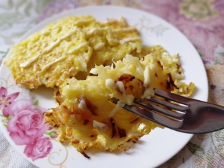 15、鸡蛋卷心菜饼,酥软鲜香，口感丰富。