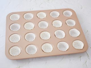 2、抹茶小蛋糕,模具放入纸托备用