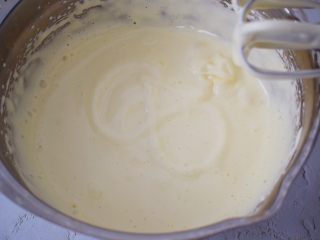 5、抹茶小蛋糕,用电动打蛋器打发至蓬松发白，提起打蛋器滴落时，消失纹路不易消失即可