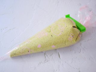 8、抹茶小蛋糕,装入裱花袋中