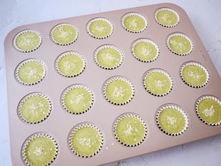 10、抹茶小蛋糕,撒上白芝麻