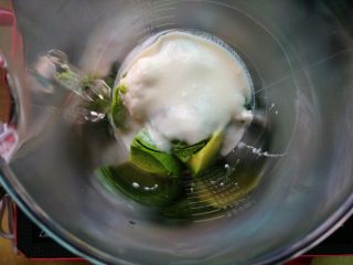 5、塑身美颜牛油果奶昔&牛油果蛋黄酱,加入牛油果肉、自己做的老酸奶、盐