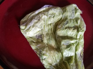 9、塑身美颜牛油果奶昔&牛油果蛋黄酱,或者直接把牛油果、鸡蛋、老酸奶、盐装入保鲜袋，用擀面杖压成泥。