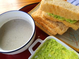 10、塑身美颜牛油果奶昔&牛油果蛋黄酱,弃去蛋白只用蛋黄、酸奶、盐、牛油果肉来做牛油果蛋黄酱，口感更细腻，抹在自己做的全麦面包上做成三明治，搭一碗黑芝麻核桃燕麦牛奶羹，又香又美的塑身美颜早餐能量满满。