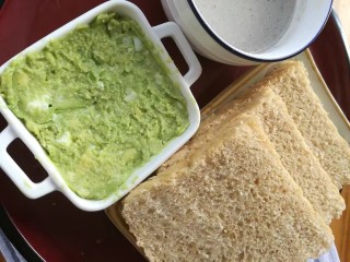 13、塑身美颜牛油果奶昔&牛油果蛋黄酱,牛油果蛋黄酱三明治&牛油果奶昔快速早餐，制作时间只要15分钟，低卡高能营养丰富，直忙到中午也不觉得饿，还有塑身美颜的功效哦。