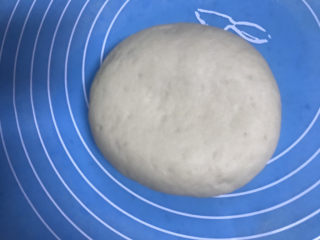 6、香蕉芒果披萨????,揉面排气，整理成圆形