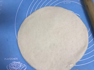 7、香蕉芒果披萨????,擀成大圆饼