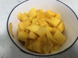 12、香蕉芒果披萨????,芒果切小块