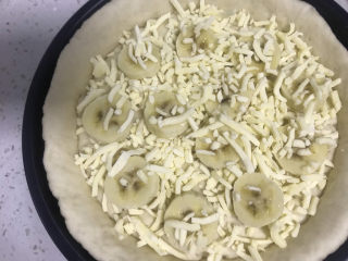 16、香蕉芒果披萨????,再撒一层芝士