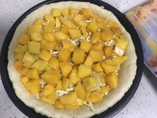 17、香蕉芒果披萨????,再铺上芒果