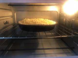 19、香蕉芒果披萨????,送入预热好的烤箱上下火200度烤20分钟