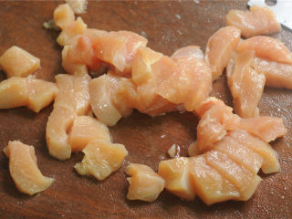 2、鸡米花,鸡胸肉清洗干净取皮，切成大小适中的丁