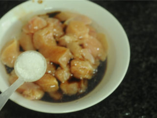 5、鸡米花,在鸡肉丁中放入生抽、盐、鸡蛋清