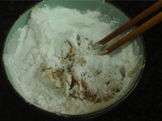 7、鸡米花,在腌制的过程中翻动几次使其入味，将腌制好的鸡肉块裹匀淀粉