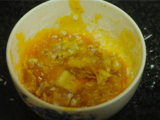 9、鸡米花,如果想要颜色更金黄，则裹上蛋黄液