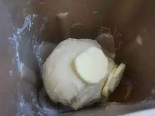 3、菠萝酥粒蛋糕,15分钟后加入15克黄油,继续揉面30到40分钟。