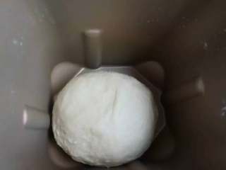 5、菠萝酥粒蛋糕,揉面完成之后,将面团收圆,开始发酵。