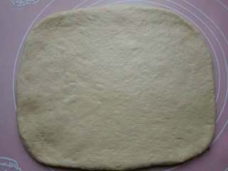 11、菠萝酥粒蛋糕,醒好的面团擀成方形,尺寸大小结合烤盘的实际大小。