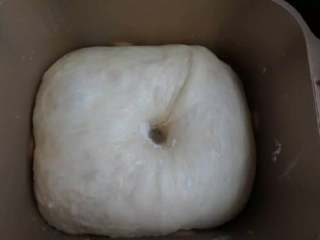 8、菠萝酥粒蛋糕,面团发酵至2.5倍大