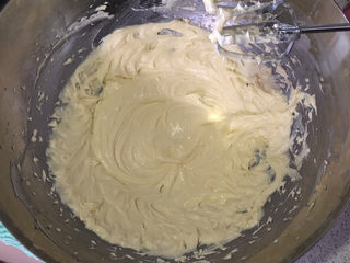 1、重芝士蛋糕杯,打蛋器打至顺滑