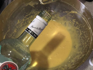 3、重芝士蛋糕杯,打完鸡蛋加入朗姆酒和柠檬汁混合均匀