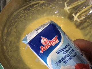 4、重芝士蛋糕杯,加入淡奶油拌打均匀