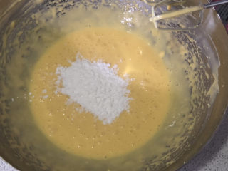 5、重芝士蛋糕杯,加入玉米淀粉拌匀即可