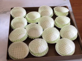 7、重芝士蛋糕杯,准备纸杯，这种薄的纸杯需固定，我用的蛋挞模具