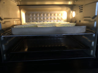 8、重芝士蛋糕杯,放入预热好的烤箱，上160度下180度烤60分钟左右至熟即可