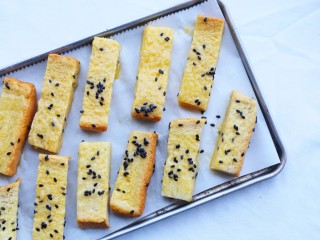 7、超好吃的土司条,放入铺好油纸的烤盘中。