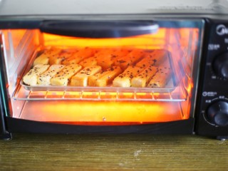 8、超好吃的土司条,放入烤箱，170℃，烤15分钟即可。
