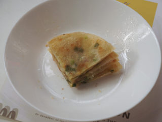 1、????超快手零失败的饺子皮版葱油饼,趁热开吃啦！