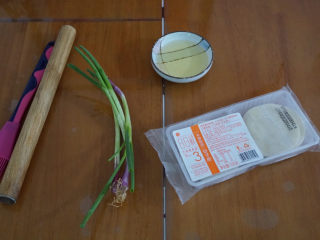 2、????超快手零失败的饺子皮版葱油饼, 备好食材，还有擀面扙和刷子