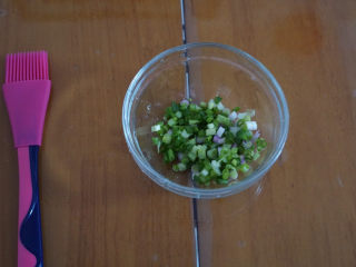 3、????超快手零失败的饺子皮版葱油饼,香葱洗净、沥干、切碎备用