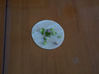 5、????超快手零失败的饺子皮版葱油饼,撒上少许葱花和盐。