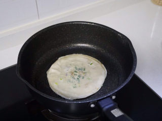 10、????超快手零失败的饺子皮版葱油饼,锅内倒入少许食用油、放入擀好的饺子皮，中小火煎至金黄后翻另一面，两面都煎至金黄色后关火。