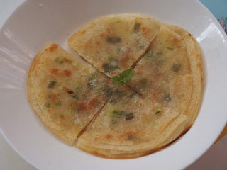 12、????超快手零失败的饺子皮版葱油饼,可以切成四小块，又香又脆～