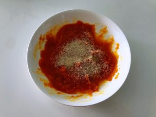 3、平底锅高钙小馒头,取出装有南瓜的盘子，压成泥，南瓜的温度降到40度左右时，加入发酵粉。