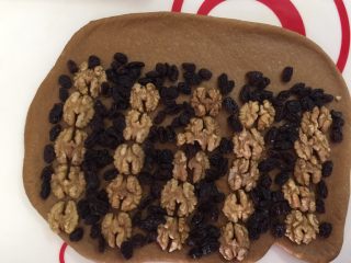 9、香浓咖啡大列巴,把核桃和提子干排列好，留出5cm左右的空位