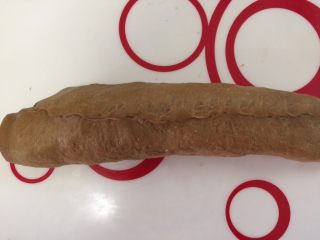 10、香浓咖啡大列巴,卷好后，收好口子，如果面皮比较干，难收口下，可以沾一点水湿一下再收口
