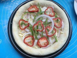 8、时蔬披萨,再撒上蔬菜。