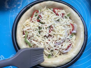 10、时蔬披萨,周边刷上蛋黄液（蛋黄与水1:1）